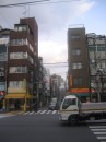 Tokyo02 002 * Nunja, eine Seitenstrasse halt. Bei mir um die Ecke in Monzen-Nakacho.. Der Laster hatte es recht eilig. * 1536 x 2048 * (717KB)